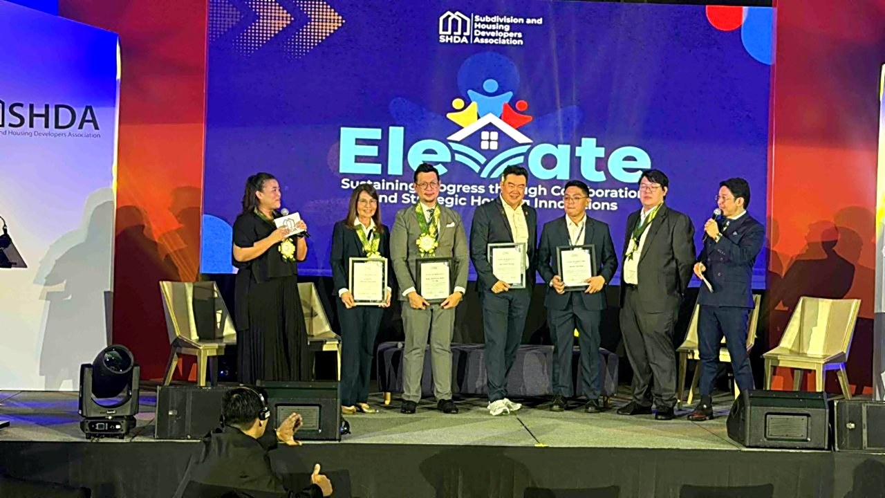 Speakers on the Elevate convention stage